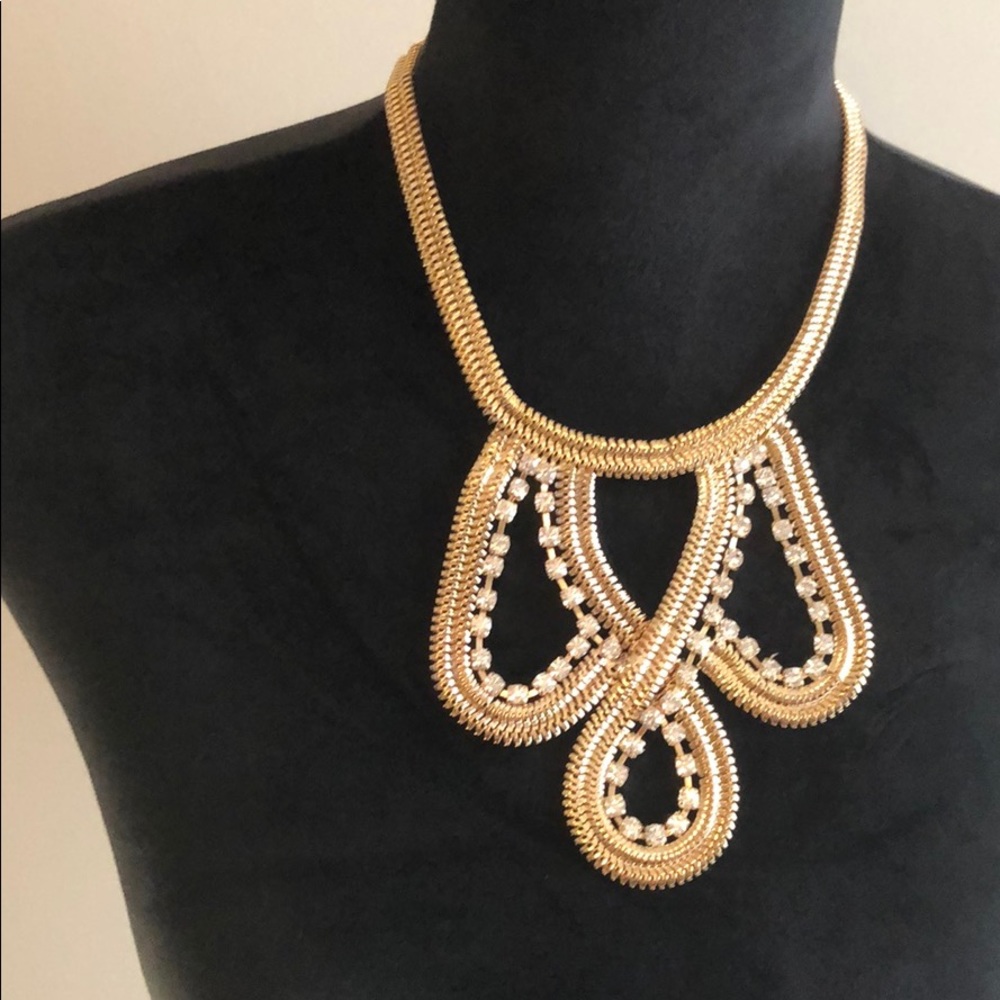 Brand new jewelry set. Necklace and earrings